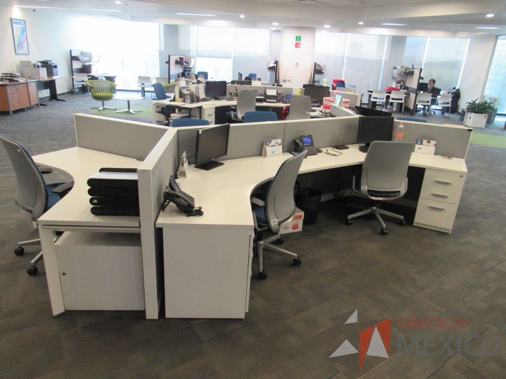 Lote 070 - Estación de trabajo para 6 personas de mampara baja con 4 archiveros metálicos - Imagen 3
