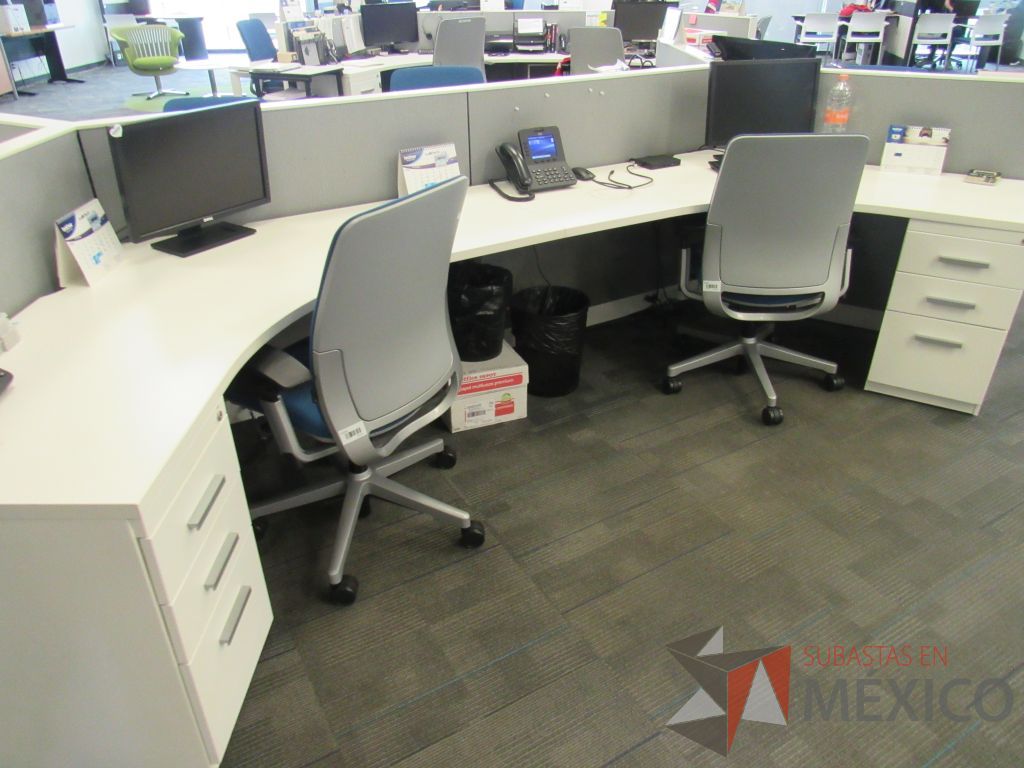 Lote 070 - Estación de trabajo para 6 personas de mampara baja con 4 archiveros metálicos - Imagen 4