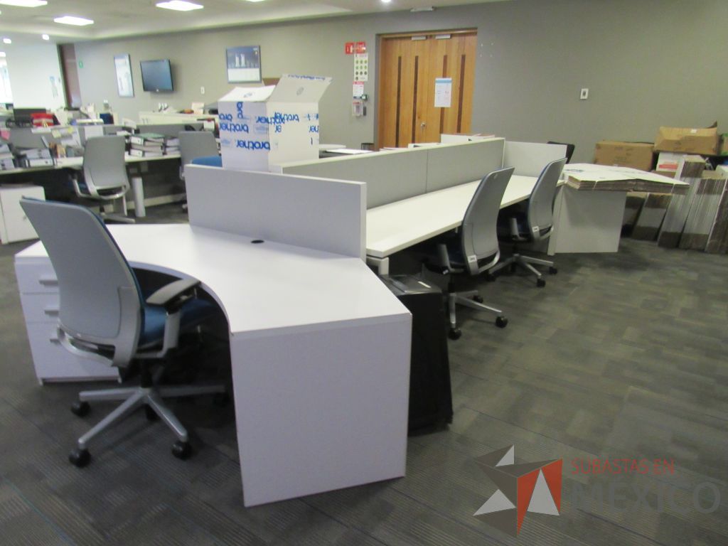 Lote 074 - Estación de trabajo para 6 personas de mampara baja con 2 archiveros de pedestal de 3 cajones color blanco - Imagen 2