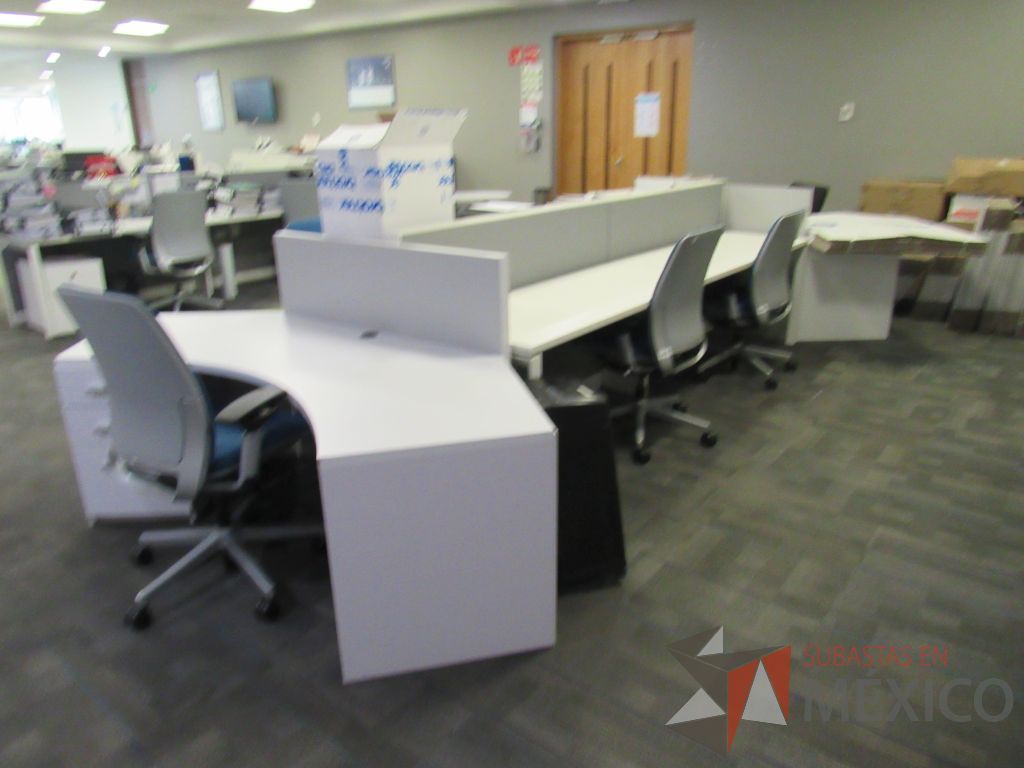 Lote 074 - Estación de trabajo para 6 personas de mampara baja con 2 archiveros de pedestal de 3 cajones color blanco