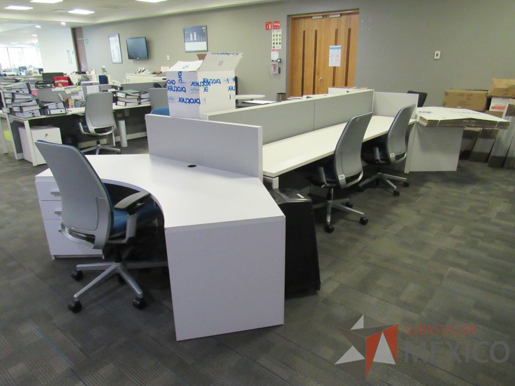 Lote 074 - Estación de trabajo para 6 personas de mampara baja con 2 archiveros de pedestal de 3 cajones color blanco - Imagen 4