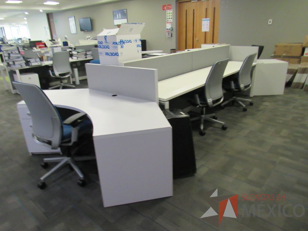 Lote 074 - Estación de trabajo para 6 personas de mampara baja con 2 archiveros de pedestal de 3 cajones color blanco - Imagen 5