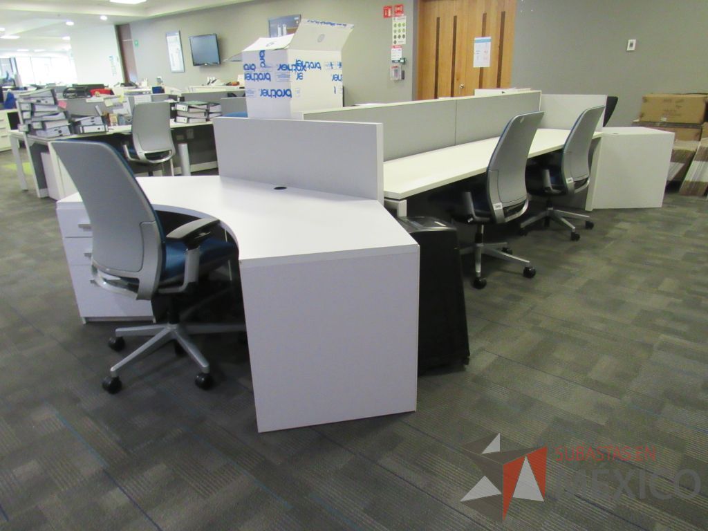 Lote 074 - Estación de trabajo para 6 personas de mampara baja con 2 archiveros de pedestal de 3 cajones color blanco - Imagen 8