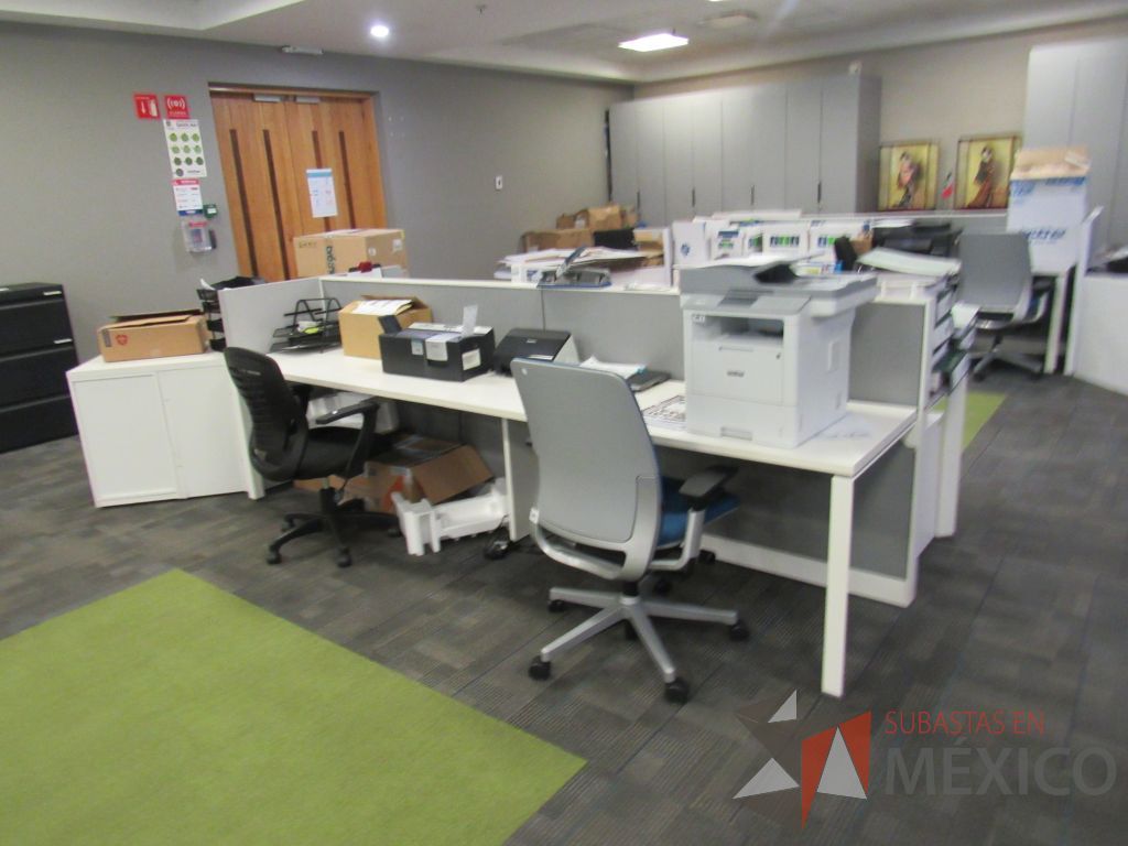 Lote 075 - Estación de trabajo para 5 personas de mampara baja con archivero de pedestal de 3 cajones color blanco y archivero vertical de 2 cajones - Imagen 2