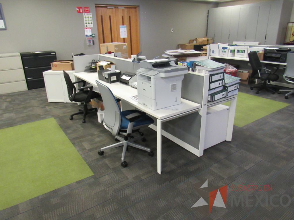Lote 075 - Estación de trabajo para 5 personas de mampara baja con archivero de pedestal de 3 cajones color blanco y archivero vertical de 2 cajones - Imagen 4