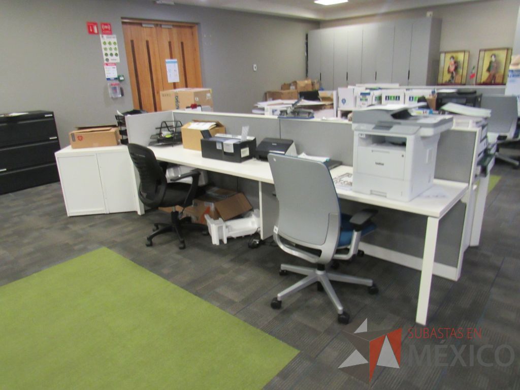 Lote 075 - Estación de trabajo para 5 personas de mampara baja con archivero de pedestal de 3 cajones color blanco y archivero vertical de 2 cajones - Imagen 5