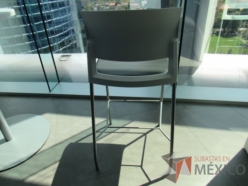 Lote 013 - 8 Silla alta con descansa pies, asiento tipo piel color café y respaldo liso color blanco - Imagen 6