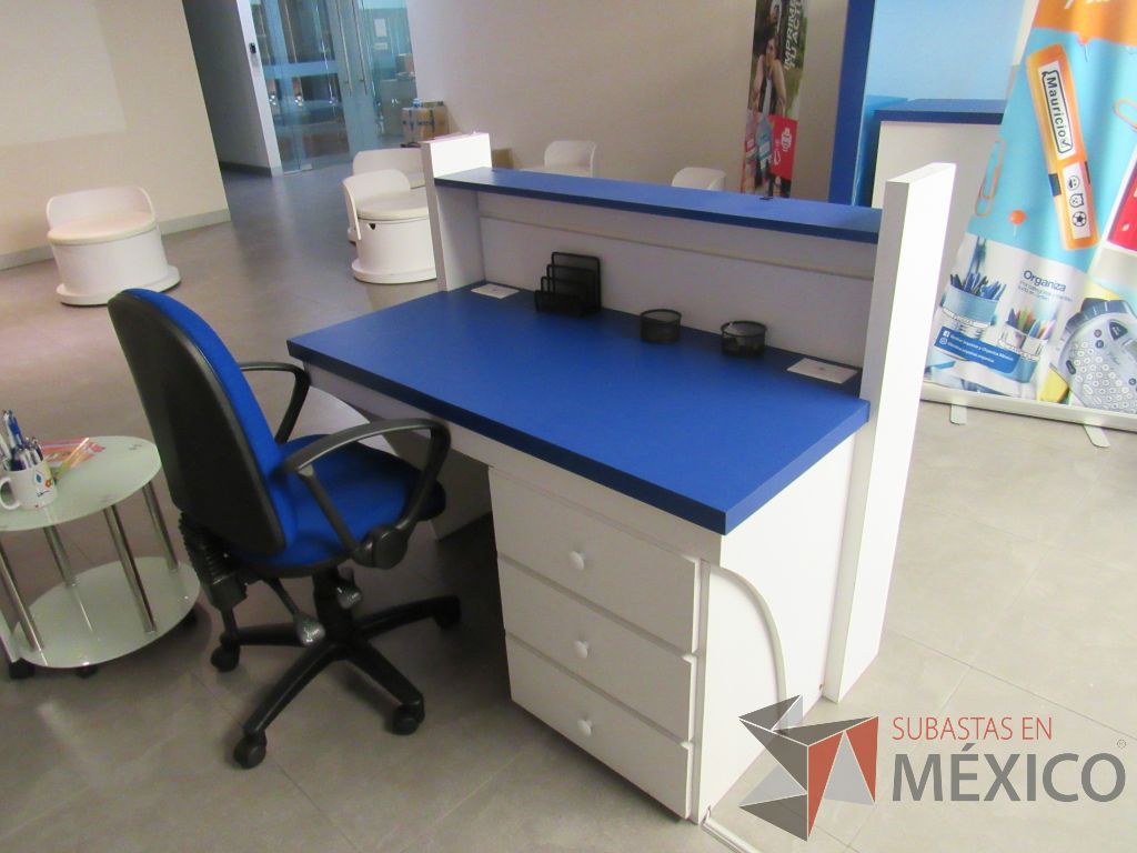 Lote 042 - Mueble de recepción con 3 cajones, repisa color blanco y cubierta color azul
