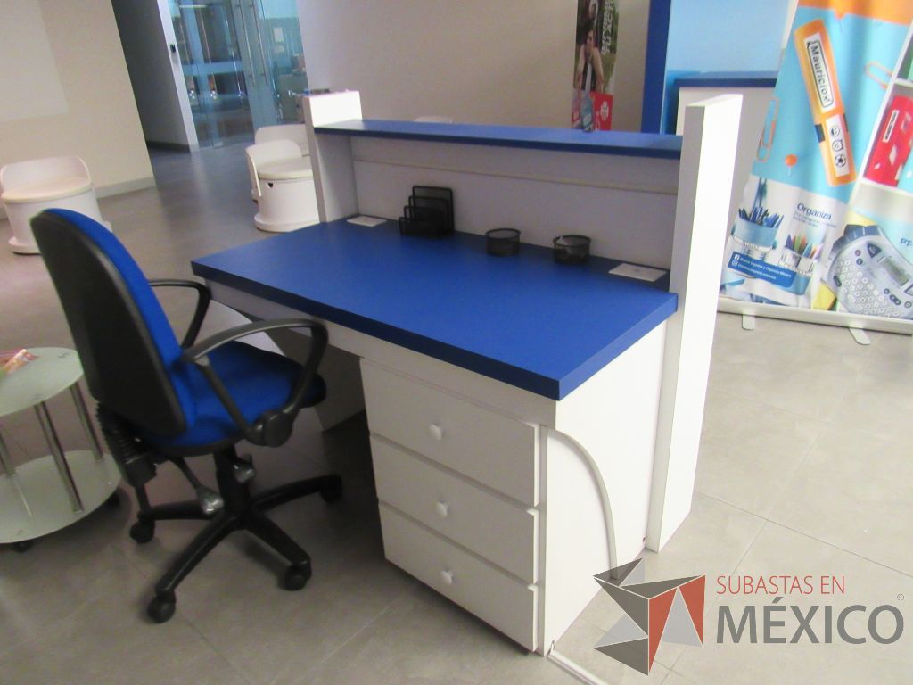 Lote 042 - Mueble de recepción con 3 cajones, repisa color blanco y cubierta color azul - Imagen 2