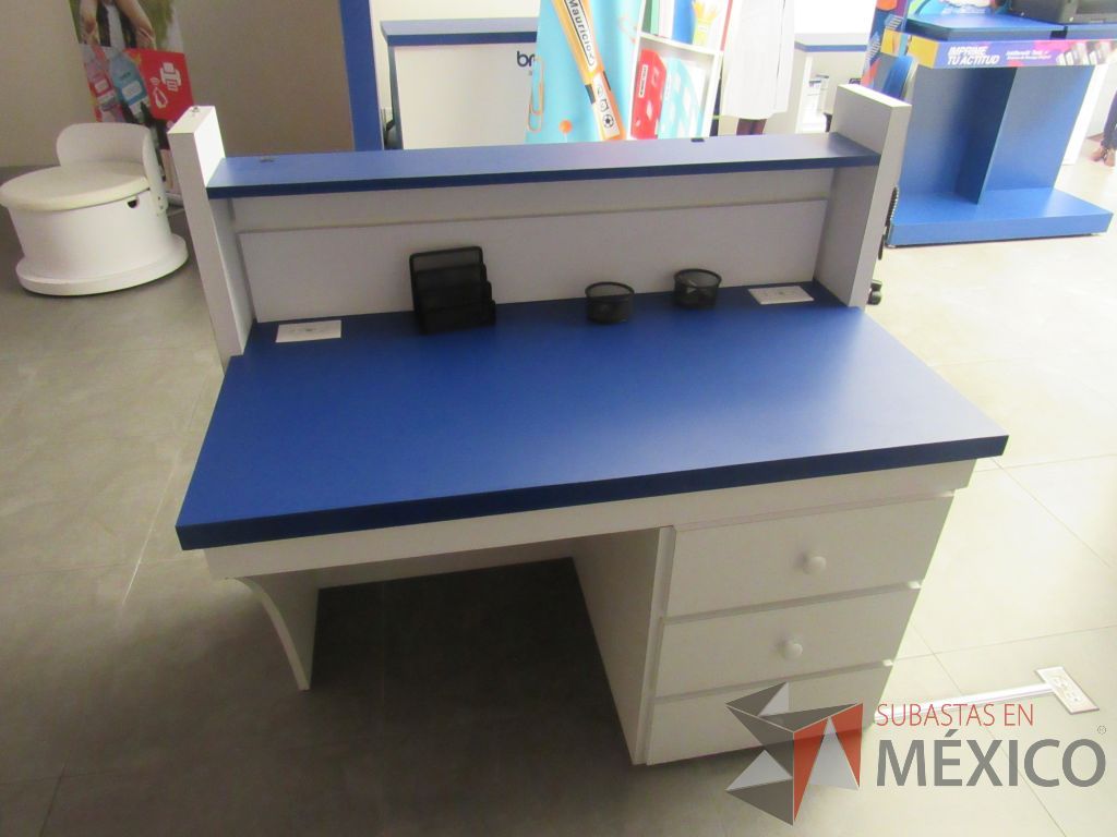 Lote 042 - Mueble de recepción con 3 cajones, repisa color blanco y cubierta color azul - Imagen 3