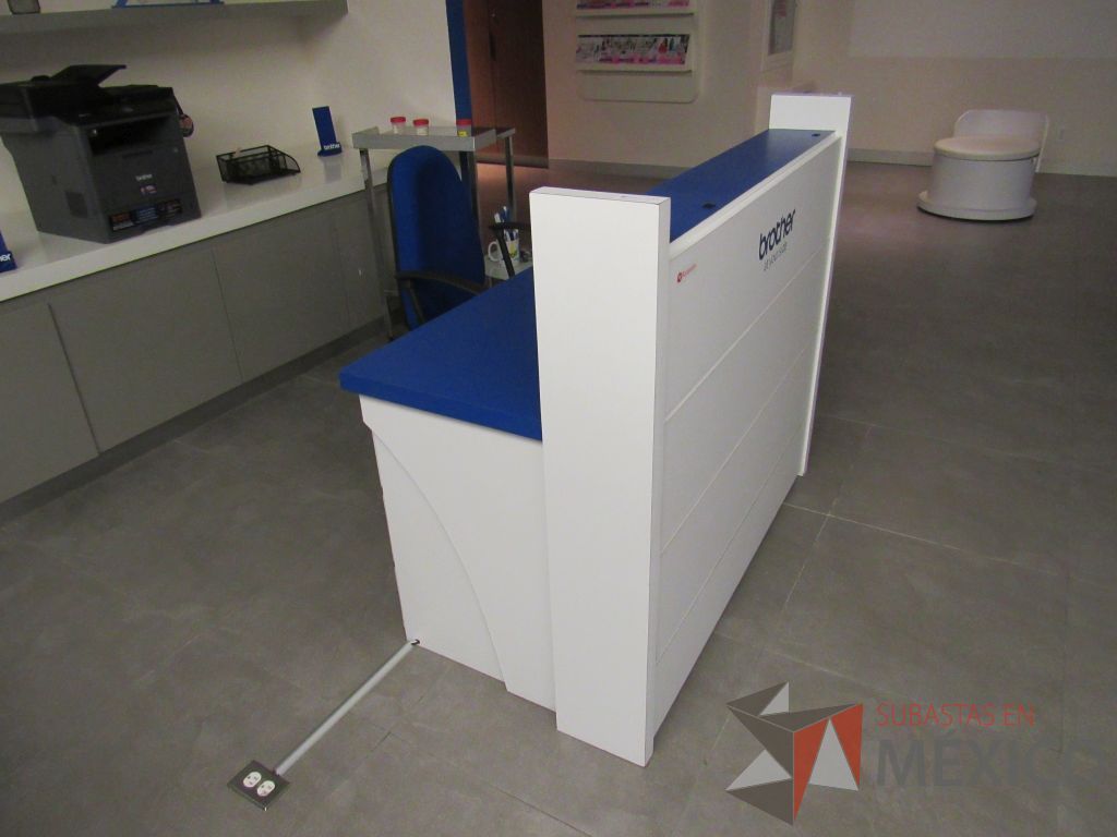 Lote 042 - Mueble de recepción con 3 cajones, repisa color blanco y cubierta color azul - Imagen 6