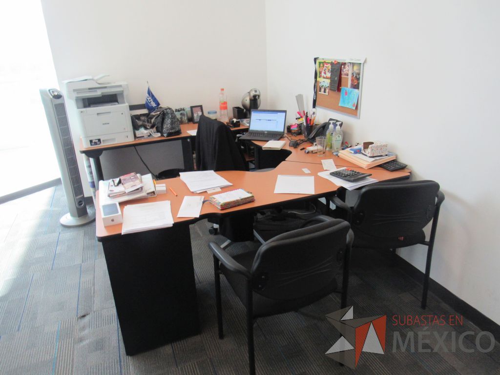 Lote 090 - Oficina Ejecutiva con Escritorio en escuadra, archivero y Mesa de trabajo - Imagen 8