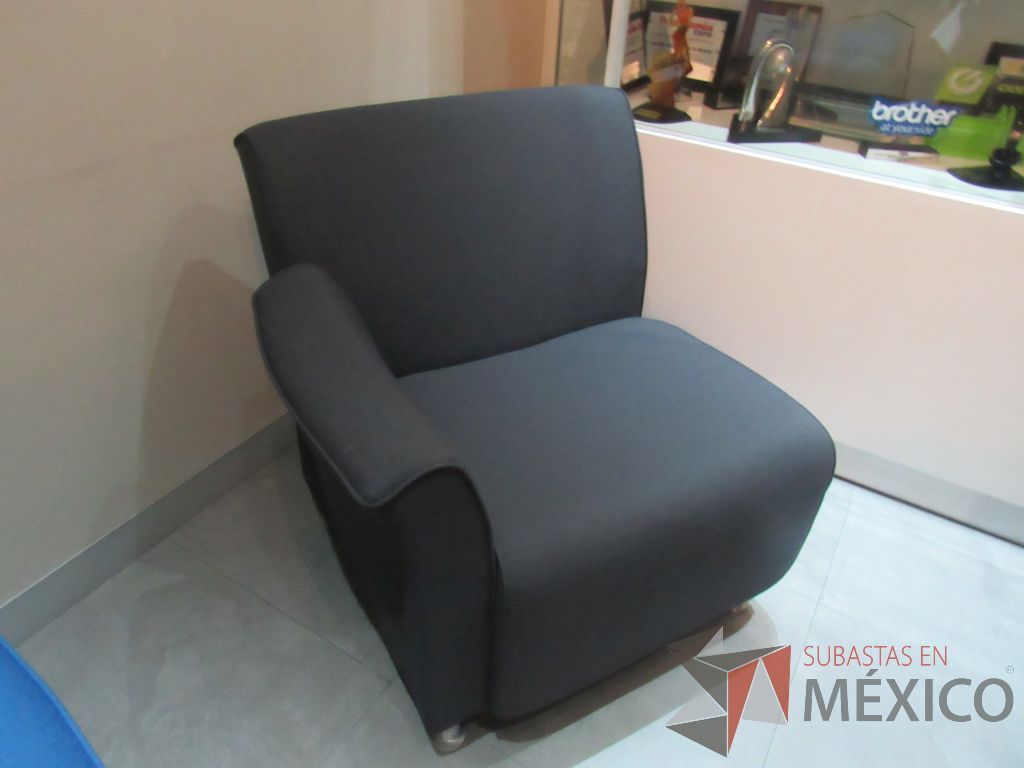Lote 095 - Sillón de 1 plaza con descansabrazo, asiento y respaldo color en tela color gris