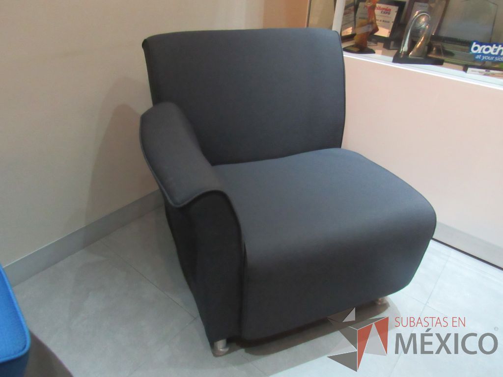 Lote 095 - Sillón de 1 plaza con descansabrazo, asiento y respaldo color en tela color gris - Imagen 4