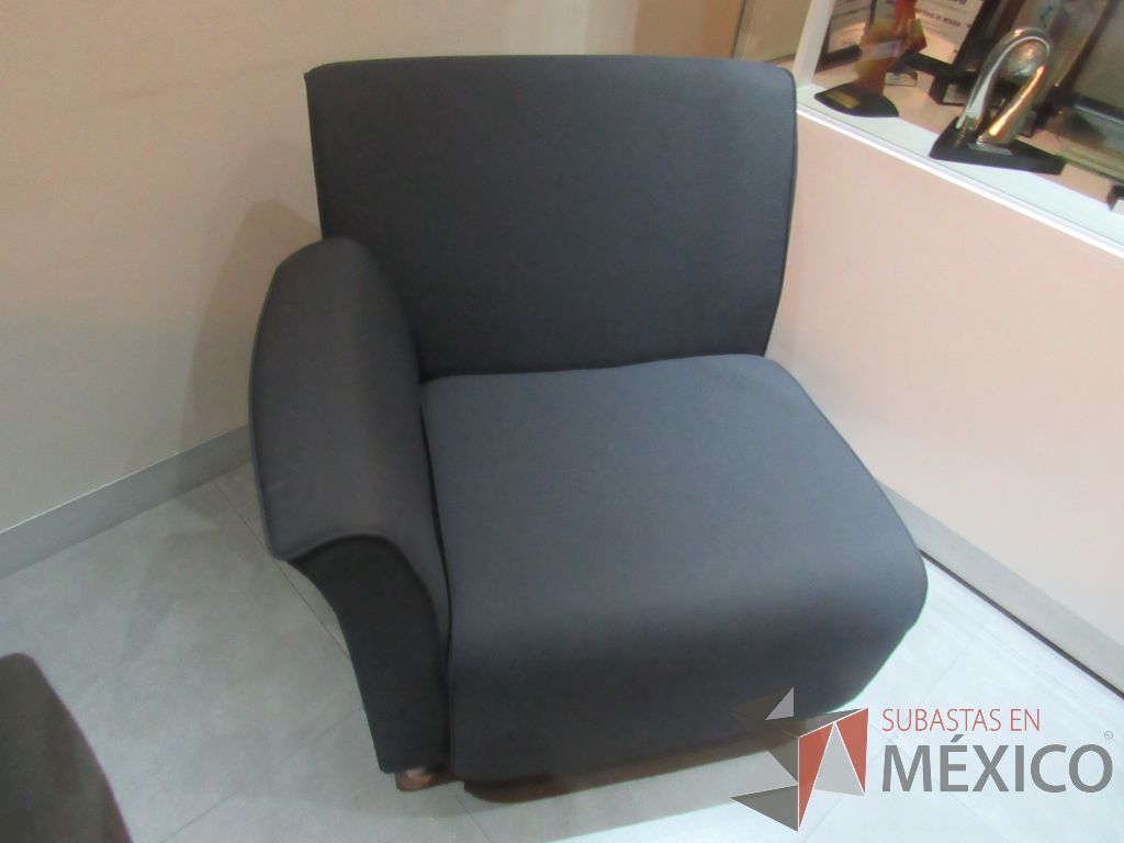 Lote 095 - Sillón de 1 plaza con descansabrazo, asiento y respaldo color en tela color gris - Imagen 3
