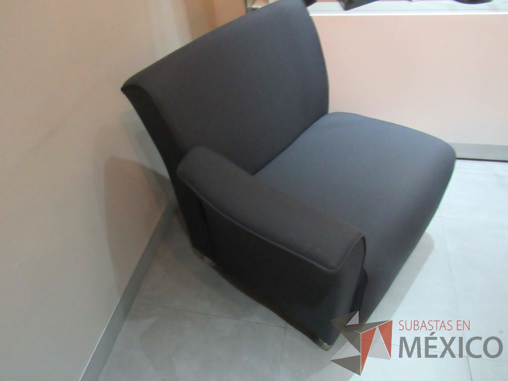 Lote 095 - Sillón de 1 plaza con descansabrazo, asiento y respaldo color en tela color gris - Imagen 2