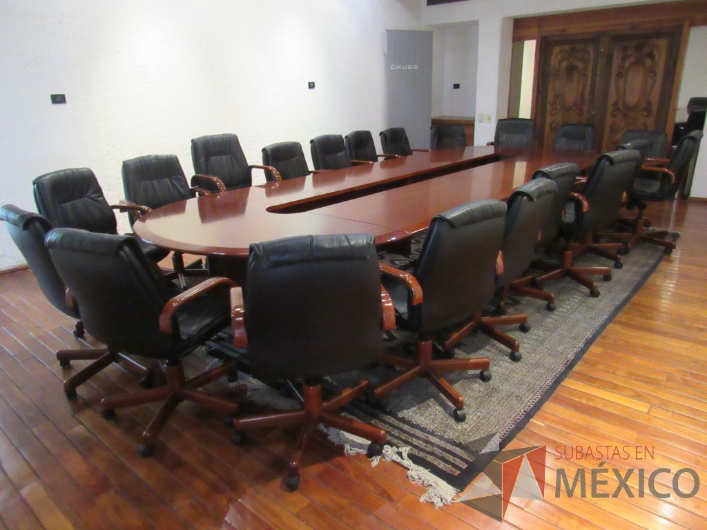 Lote 028 - 2 Revisteros en forma de cubo en madera color vino y mesa de sala de juntas ovalada - Imagen 8