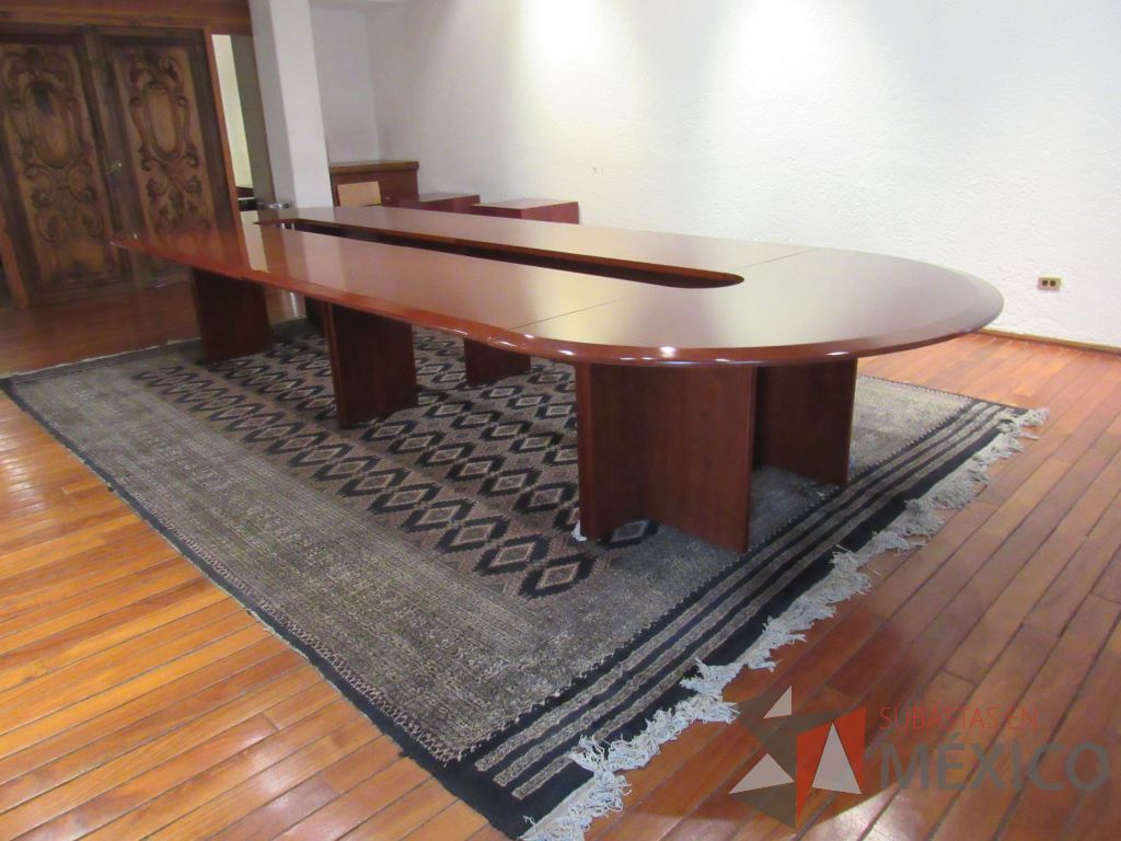 Lote 028 - 2 Revisteros en forma de cubo en madera color vino y mesa de sala de juntas ovalada - Imagen 12