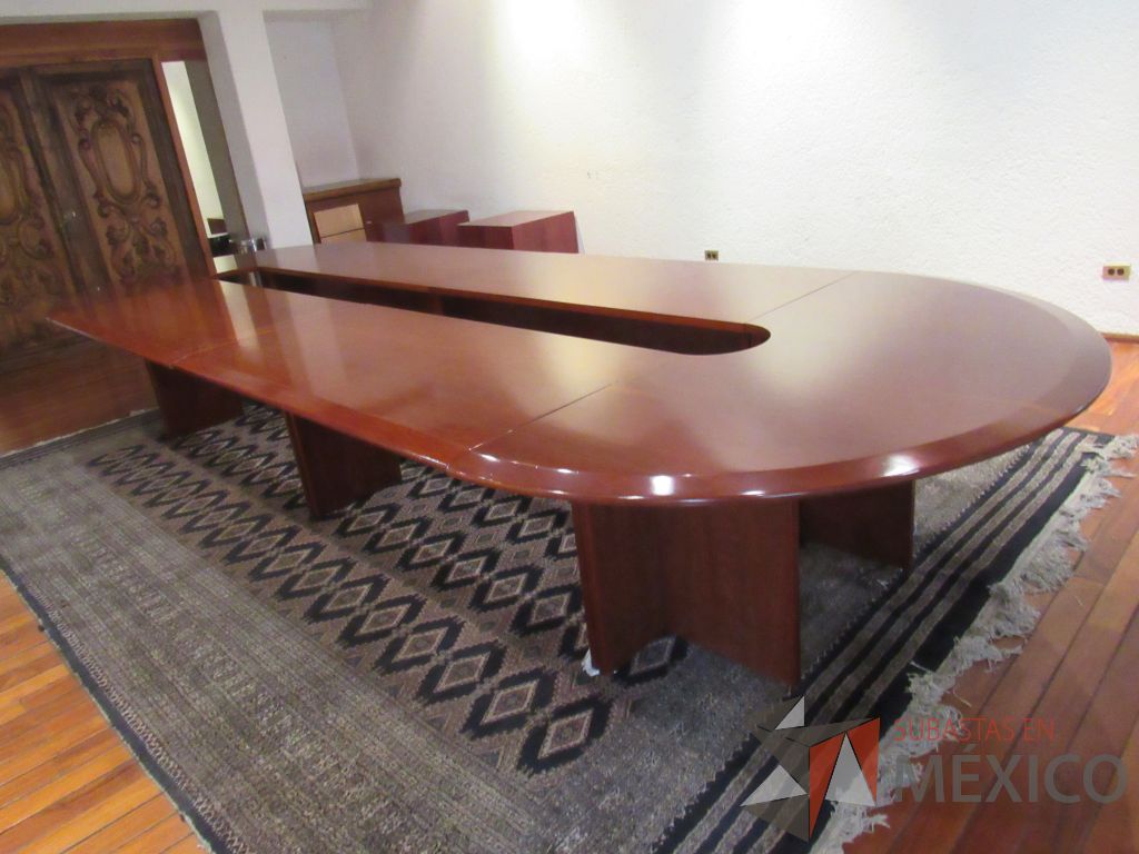 Lote 028 - 2 Revisteros en forma de cubo en madera color vino y mesa de sala de juntas ovalada