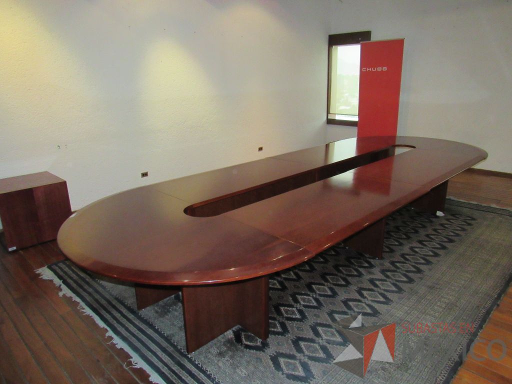 Lote 028 - 2 Revisteros en forma de cubo en madera color vino y mesa de sala de juntas ovalada - Imagen 14