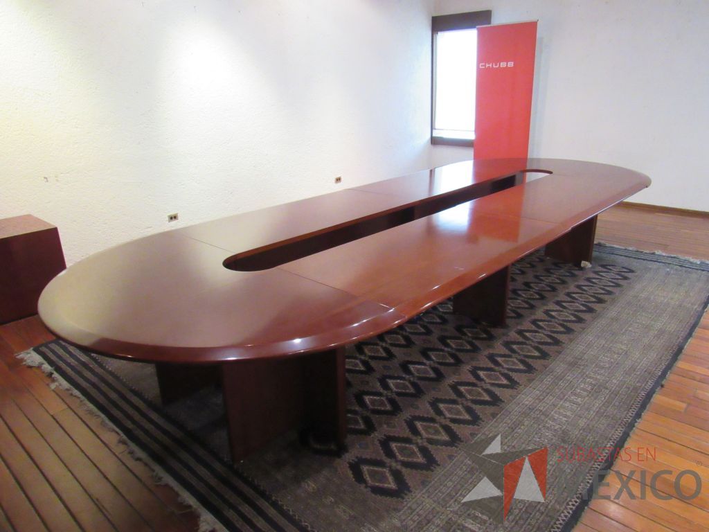 Lote 028 - 2 Revisteros en forma de cubo en madera color vino y mesa de sala de juntas ovalada - Imagen 15