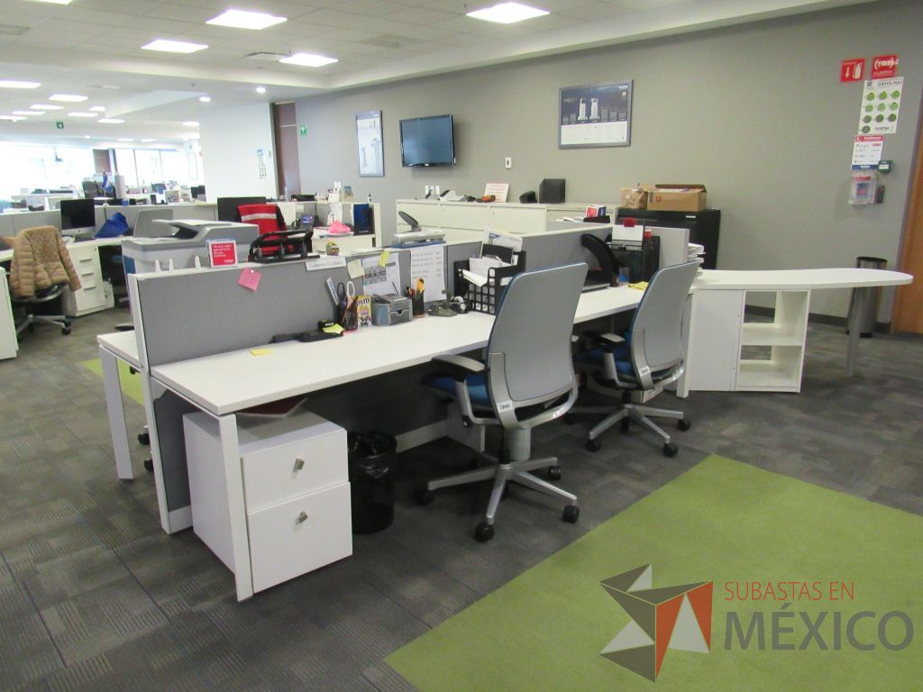 Lote 075 - Estación de trabajo para 5 personas de mampara baja con archivero de pedestal de 3 cajones color blanco y archivero vertical de 2 cajones