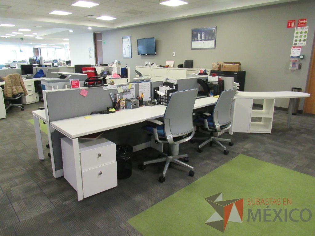 Lote 075 - Estación de trabajo para 5 personas de mampara baja con archivero de pedestal de 3 cajones color blanco y archivero vertical de 2 cajones - Imagen 7