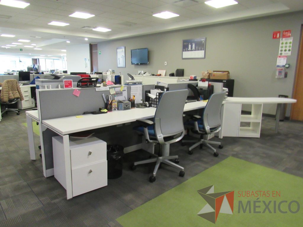 Lote 075 - Estación de trabajo para 5 personas de mampara baja con archivero de pedestal de 3 cajones color blanco y archivero vertical de 2 cajones - Imagen 8