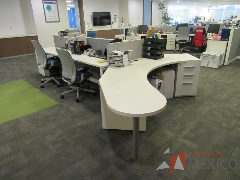 Lote 075 - Estación de trabajo para 5 personas de mampara baja con archivero de pedestal de 3 cajones color blanco y archivero vertical de 2 cajones - Imagen 9