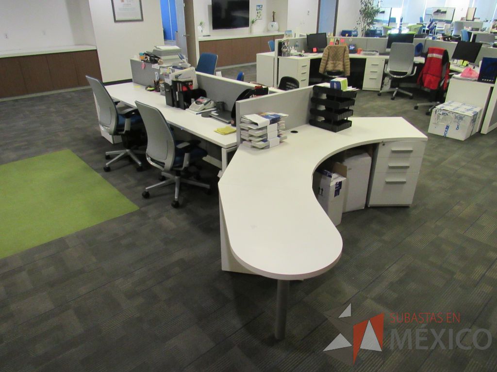 Lote 075 - Estación de trabajo para 5 personas de mampara baja con archivero de pedestal de 3 cajones color blanco y archivero vertical de 2 cajones - Imagen 10