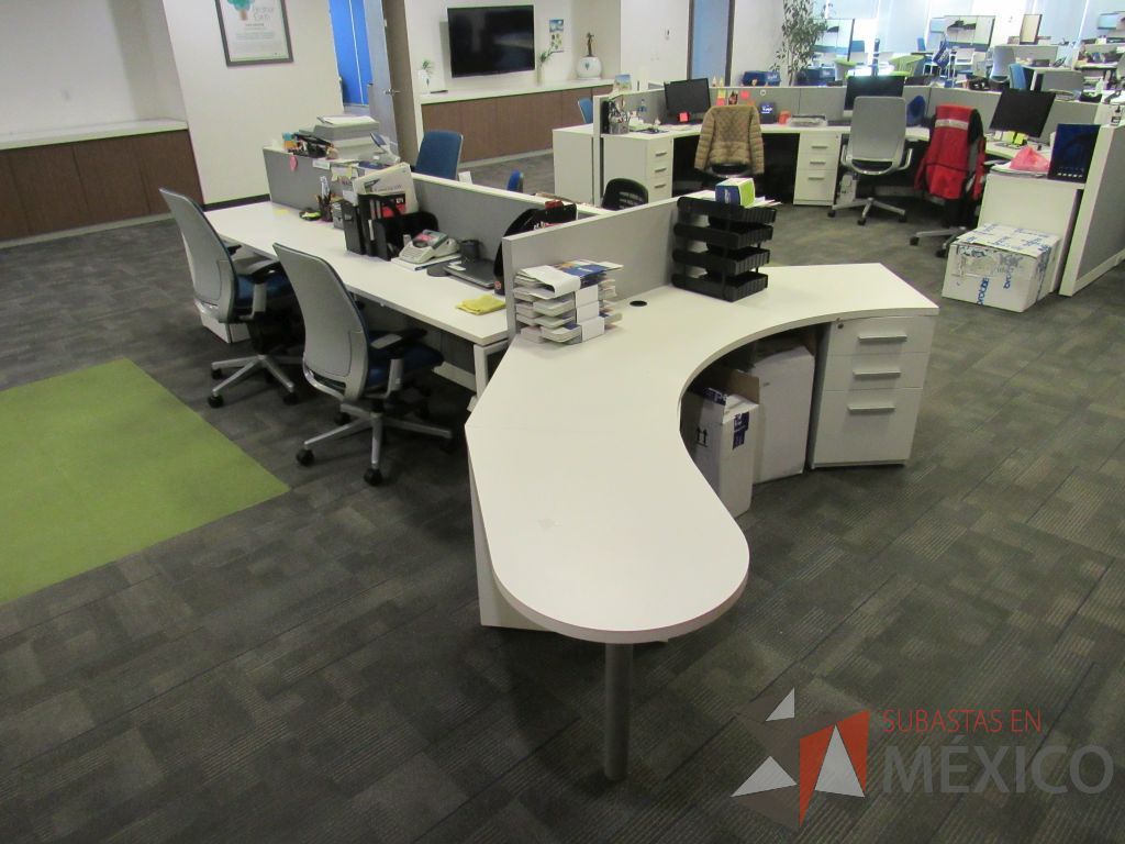 Lote 075 - Estación de trabajo para 5 personas de mampara baja con archivero de pedestal de 3 cajones color blanco y archivero vertical de 2 cajones - Imagen 11
