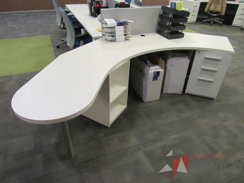Lote 075 - Estación de trabajo para 5 personas de mampara baja con archivero de pedestal de 3 cajones color blanco y archivero vertical de 2 cajones - Imagen 13