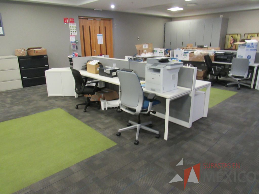 Lote 075 - Estación de trabajo para 5 personas de mampara baja con archivero de pedestal de 3 cajones color blanco y archivero vertical de 2 cajones - Imagen 14