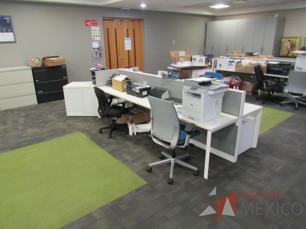 Lote 075 - Estación de trabajo para 5 personas de mampara baja con archivero de pedestal de 3 cajones color blanco y archivero vertical de 2 cajones - Imagen 15