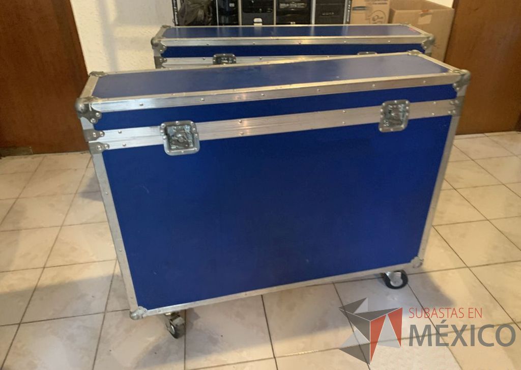Lote 008 - Case profesional para protección pantallas, con manijas, chapas y ruedas