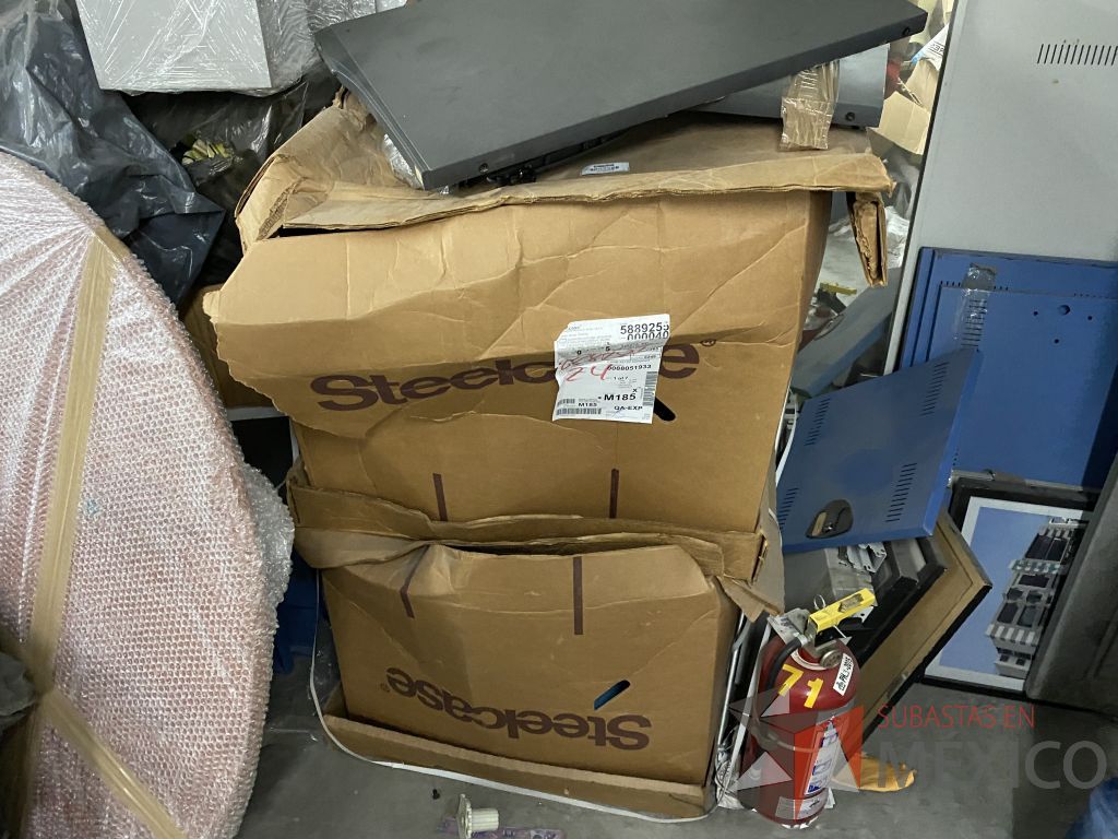 Lote 032 - 350 piezas para estaciones de trabajo, 2 mamparas altas con 4 gavetas y silla tipo piel - Imagen 8