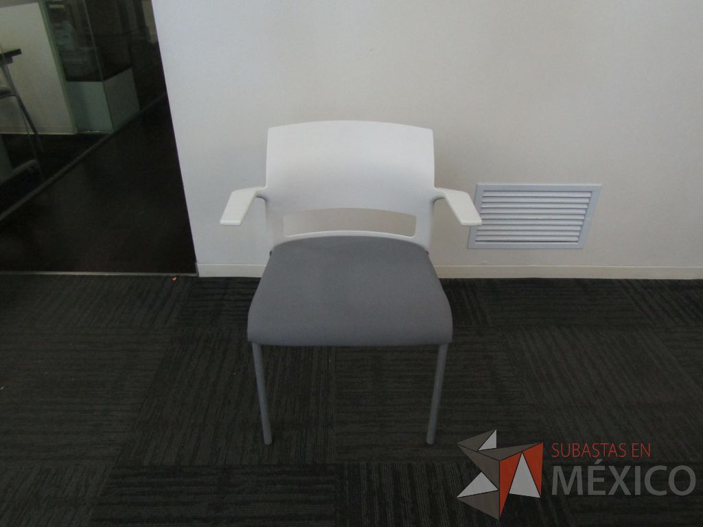 Lote 148 - 10 Sillas de visita con 4 patas metálicas, descansabrazos, asiento en tela color gris y respaldo liso color blanco - Imagen 2