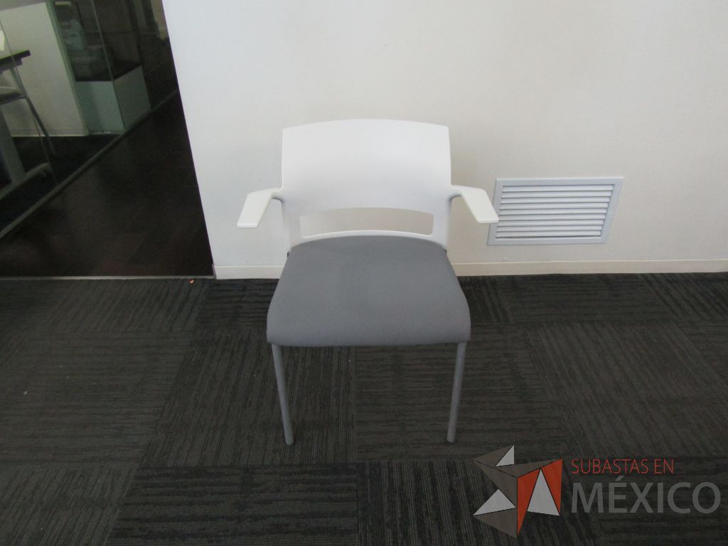 Lote 099 - 10 Sillas de visita con 4 patas metálicas, descansabrazos, asiento en tela color gris y respaldo liso color blanco - Imagen 3
