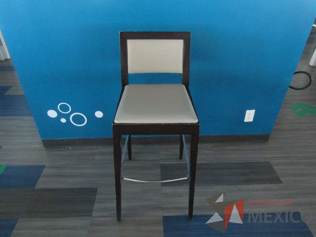 Lote 002 - 4 Silla altas con descansa pies, estructura de madera , asiento y respaldo en tela color beige.