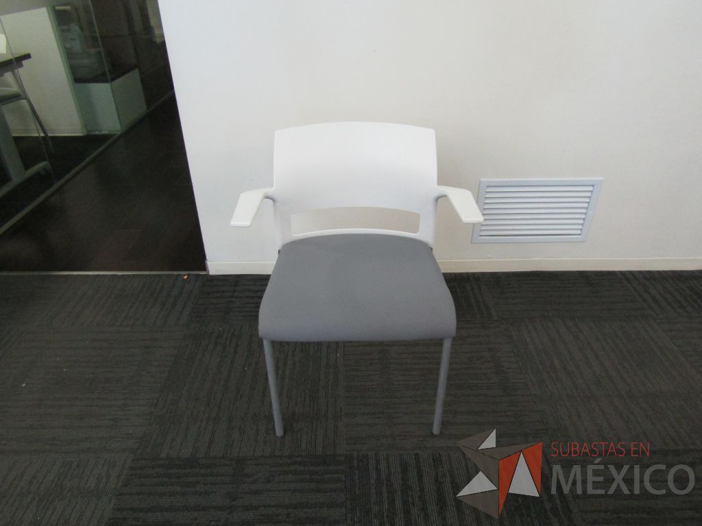Lote 099 - 10 Sillas de visita con 4 patas metálicas, descansabrazos, asiento en tela color gris y respaldo liso color blanco - Imagen 4