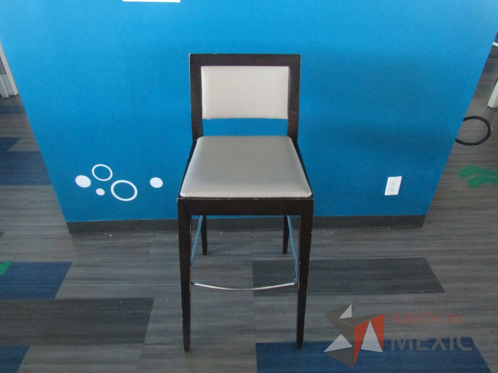 Lote 002 - 4 Silla altas con descansa pies, estructura de madera , asiento y respaldo en tela color beige. - Imagen 2