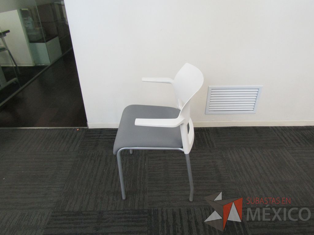 Lote 148 - 10 Sillas de visita con 4 patas metálicas, descansabrazos, asiento en tela color gris y respaldo liso color blanco - Imagen 5