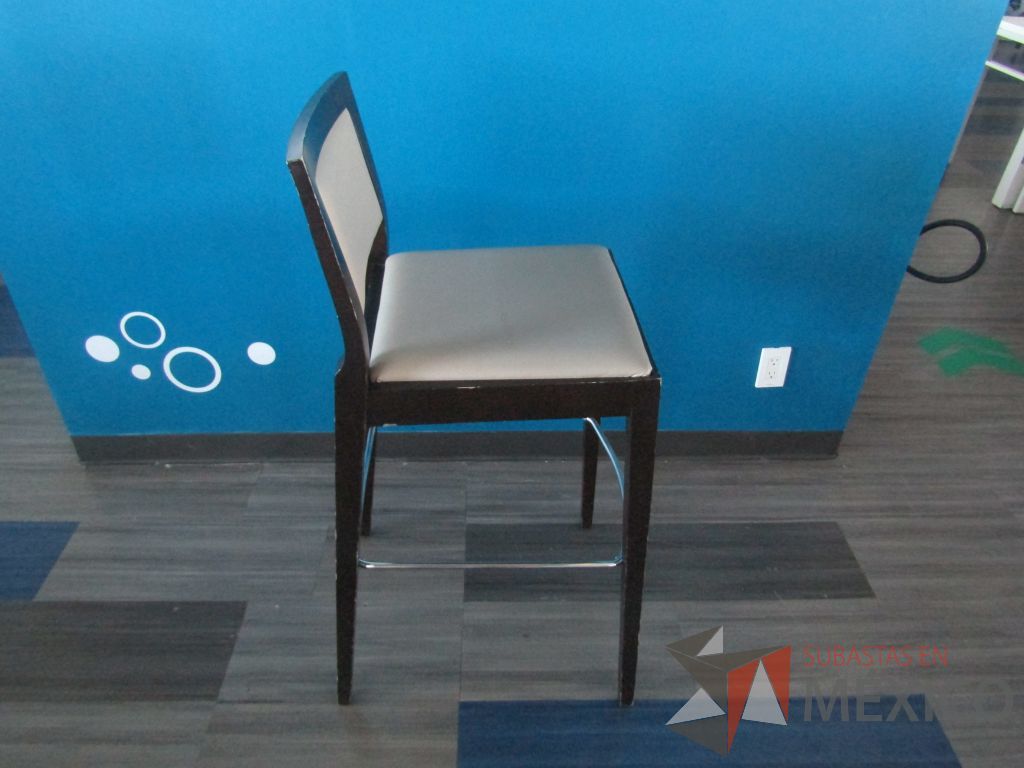 Lote 002 - 4 Silla altas con descansa pies, estructura de madera , asiento y respaldo en tela color beige. - Imagen 3