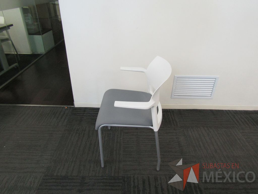 Lote 099 - 10 Sillas de visita con 4 patas metálicas, descansabrazos, asiento en tela color gris y respaldo liso color blanco - Imagen 6
