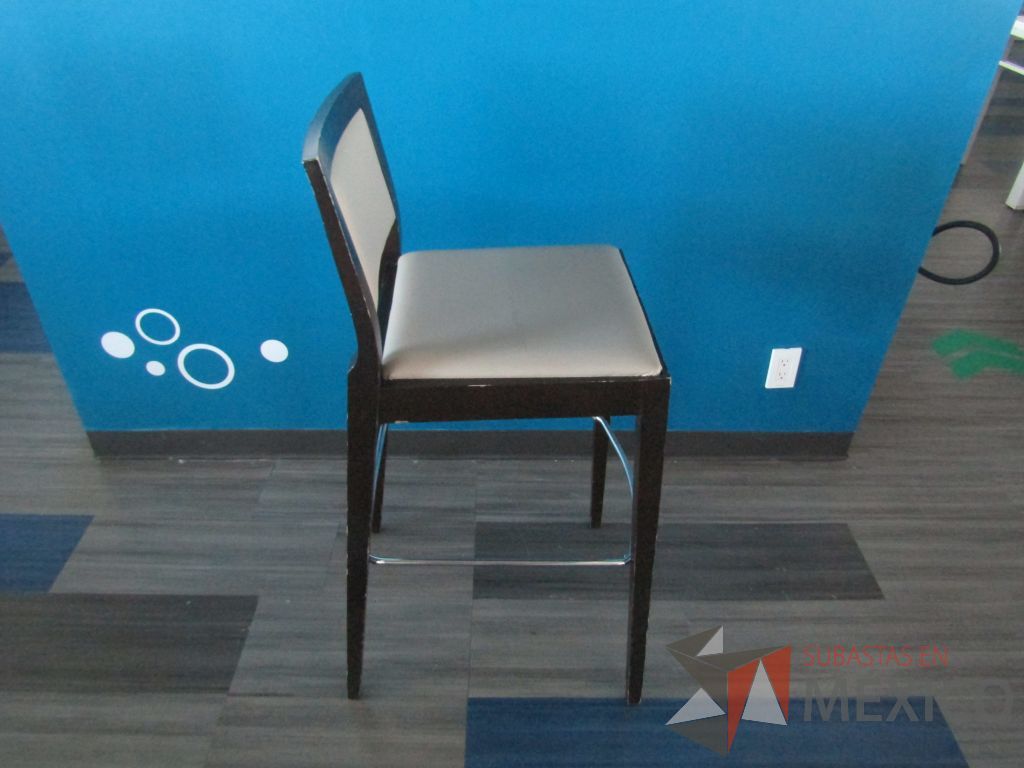 Lote 002 - 4 Silla altas con descansa pies, estructura de madera , asiento y respaldo en tela color beige. - Imagen 4