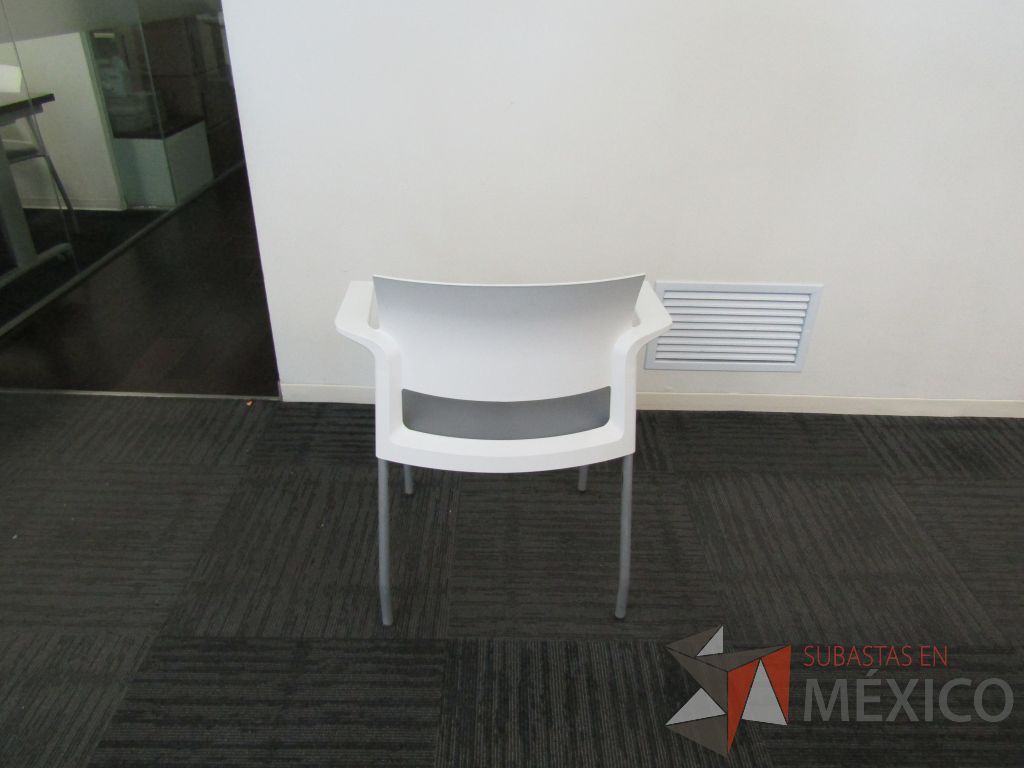Lote 132 - 10 Sillas de visita con 4 patas metálicas, descansabrazos, asiento en tela color gris y respaldo liso color blanco - Imagen 7
