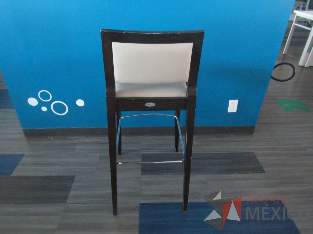 Lote 002 - 4 Silla altas con descansa pies, estructura de madera , asiento y respaldo en tela color beige. - Imagen 5