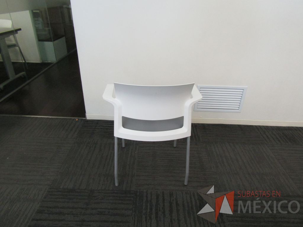 Lote 132 - 10 Sillas de visita con 4 patas metálicas, descansabrazos, asiento en tela color gris y respaldo liso color blanco - Imagen 8