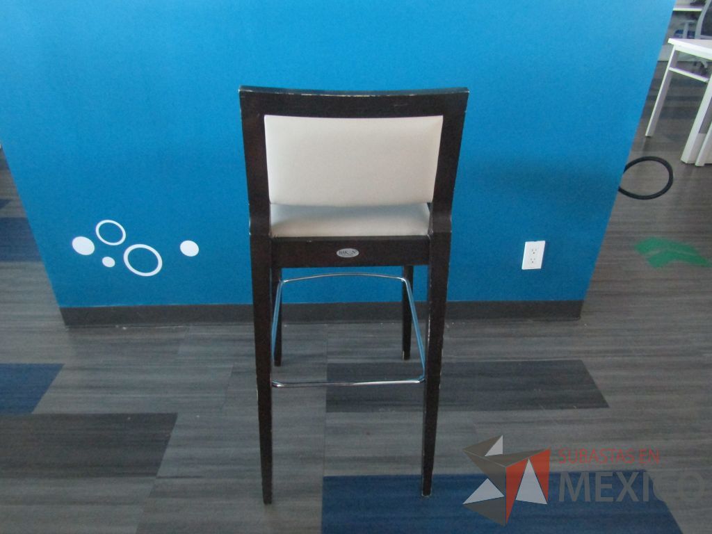 Lote 002 - 4 Silla altas con descansa pies, estructura de madera , asiento y respaldo en tela color beige. - Imagen 6
