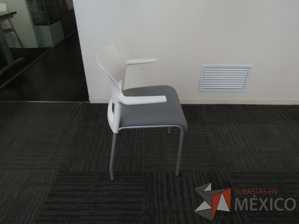 Lote 132 - 10 Sillas de visita con 4 patas metálicas, descansabrazos, asiento en tela color gris y respaldo liso color blanco - Imagen 9